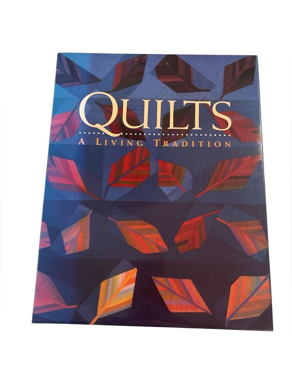 QUILTS: A LIVING TRADITION BY ROBERT SHAW PHOTOGRAPH COFFEE TABLE HARDCOVER BOOK